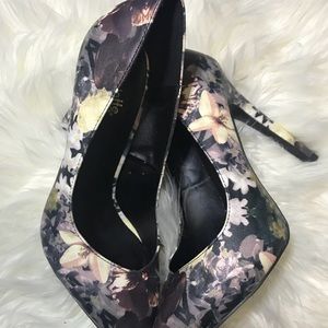 Navy flower print pumps
